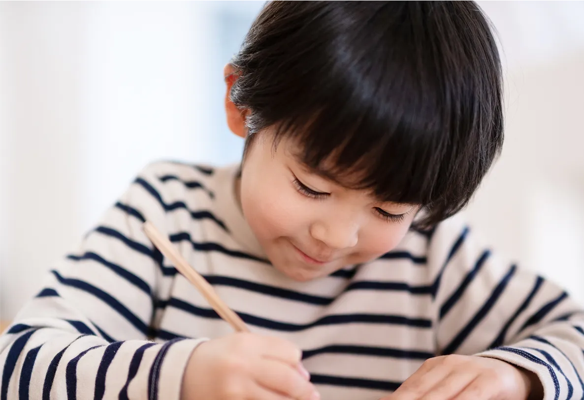 勉強する子供